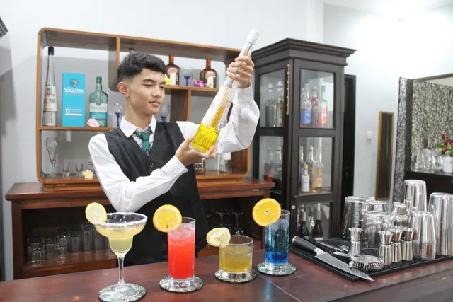 SPINERS Bar & Restaurant 8